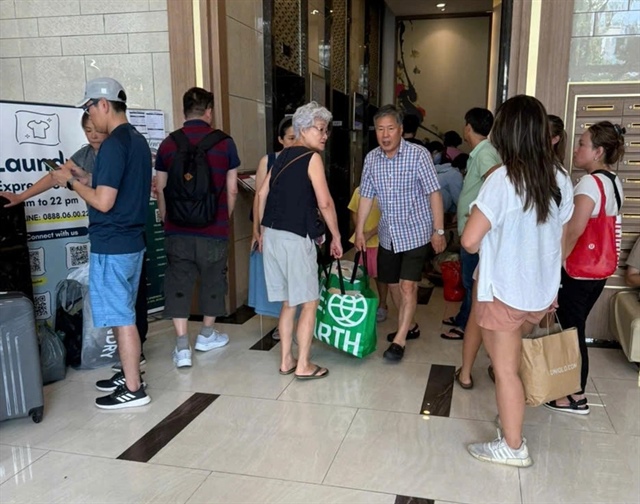 Residents and guests enter an apartment in District 4. - Photo: T.T.D/Tuoi Tre