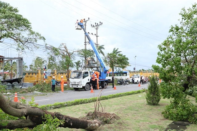 Dồn lực khắc phục sự cố lưới điện sau bão số 3- Ảnh 1.