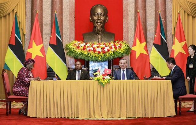 Mozambican President Filipe Nyusi (L), along with other Mozambican officials, is seen at his talks with Vietnamese Party General Secretary and State President To Lam in Hanoi, September 9, 2024. Photo: Danh Khang