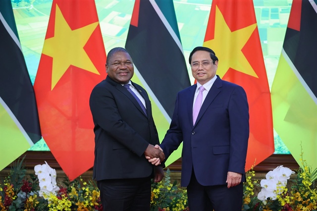 Mozambican President Filipe Nyusi (L) and Vietnamese Prime Minister Pham Minh Chinh shake hands at their meeting in Hanoi, September 9, 2024. Photo: Vietnam Government Portal