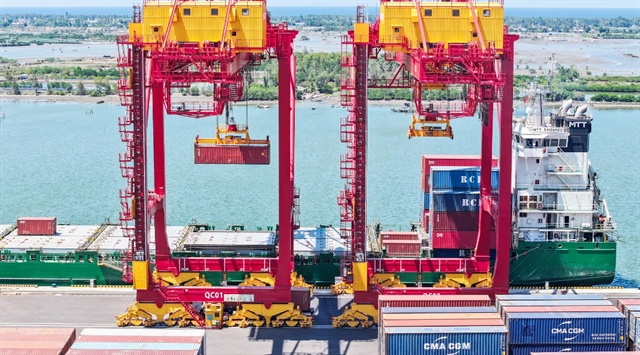 MTT SAISUNEE, a container vessel owned by RCL, docks at Chu Lai Port in Quang Nam Province to prepare for the transportation of THACO AUTO’s batch to India