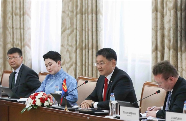 Mongolian President Ukhnaagiin Khurelsukh (R, 2nd) speaks at the talks with Vietnamese Party General Secretary and State President To Lam in Ulaanbaatar on September 30, 2024. Photo: Nguyen Hong / Tuoi Tre