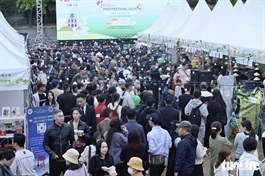 Stalls refilled with materials to serve rising number of visitors at Vietnam Phở Festival 2024 in Seoul