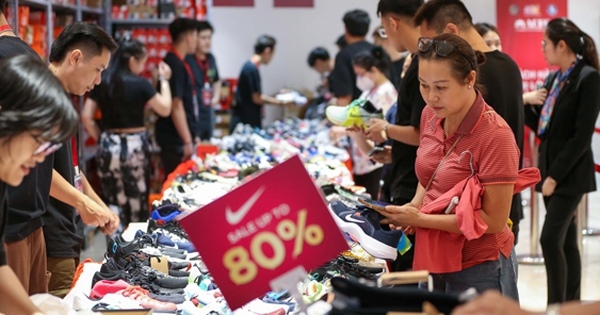 Người dân chen nhau mua sắm trong chương trình Shopping Season 2024 do TP HCM tổ chức. Ảnh: HOÀNG TRIỀU