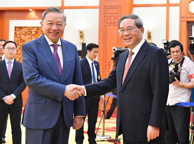 An overview of the meeting between Vietnamese Party General Secretary and State President To Lam (R) and Chinese Prime Minister Li Qiang, along with other officials from the two sides, in Hanoi, October 12, 2024. Photo: Nam Tran / Tuoi Tre