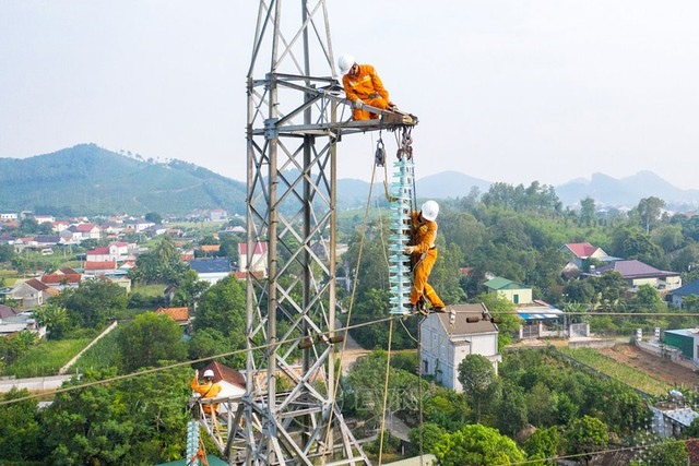 Bộ Công Thương cho biết sẽ có lộ trình thí điểm giá điện 2 thành phần phù hợp Ảnh: EVN