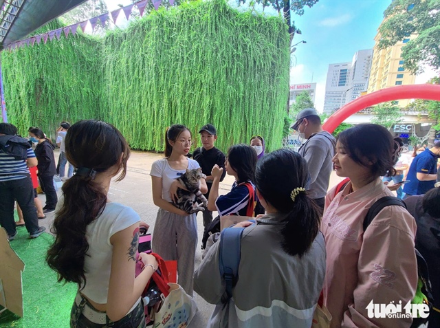 Young people take their dogs and cats to the Super Pet Fest held at the Youth Culture House in District 1, Ho Chi Minh City on October 19, 2024. Photo: Nhat Xuan / Tuoi Tre