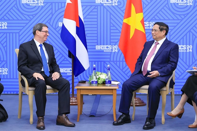 Vietnamese Prime Minister Pham Minh Chinh (R) shakes hands with Malaysian Economy Minister Rafizi Ramli in their meeting on the sidelines of the expanded BRICS Summit in Kazan, Russia, October 24, 2024. Photo: Vietnam News Agency