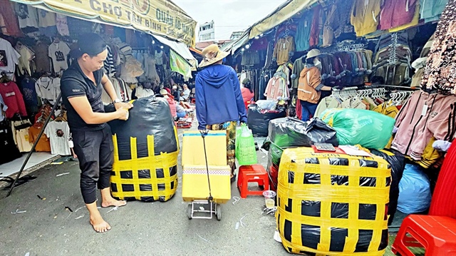 Traders in wholesale markets in Ho Chi Minh City are having difficulty staying afloat due to the influx of low-cost Chinese products. Photo: N.Tri / Tuoi Tre