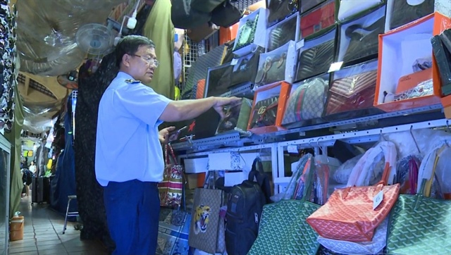 ​Hundreds of suspected fake fashion accessories seized at Ho Chi Minh City’s Ben Thanh Market