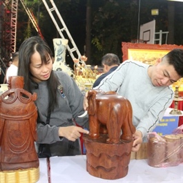 Visitors explore local products at Hanoi's agricultural fair