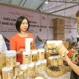 Quoc Oai hosts exhibition of OCOP products and handicrafts