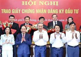 Hải Phòng hands over investment certificates to 12 FDI projects