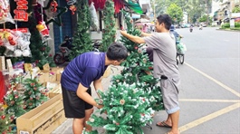 ​Chinese Christmas decorations dominate Ho Chi Minh City market