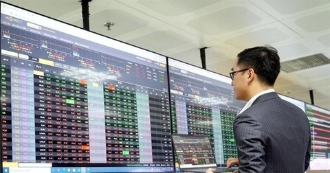 Stock market surges, VN-Index edges closer to the 1,300-point milestone