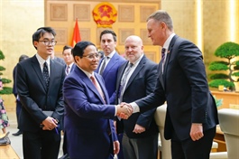 ​Vietnam’s premier meets US aerospace, defense, security enterprises