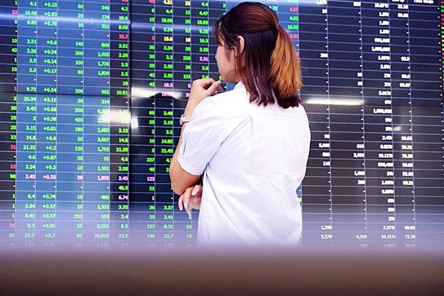 An employee of SSI Securities Corporation in Ho Chi Minh City provides advice to a customer. Photo: T.T.D. / Tuoi Tre