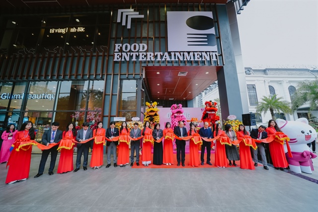 AEON Xuan Thuy offers a dynamic shopping and experiential space, seamlessly blending a modern supermarket area with a diverse dining zone featuring over 10 renowned brands, ready to cater to every customer's needs. 