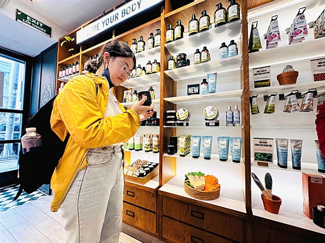 A young woman has a look at a The Body Shop store in District 1, Ho Chi Minh City. Photo: Thanh Hiep / Tuoi Tre