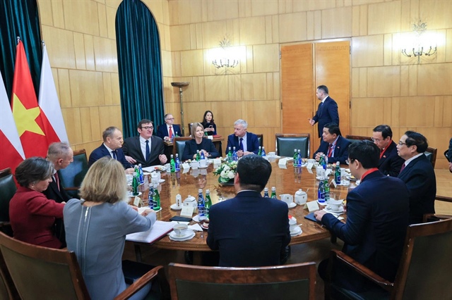 An overview of the discussion between Vietnamese Prime Minister Pham Minh Chinh and his Polish counterpart Donald Tusk, along with officials of both sides, in Warsaw, Poland, January 16, 2025. Photo: Doan Bac / Tuoi Tre