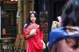 Vietnamese spend big on áo dài for Tết celebration