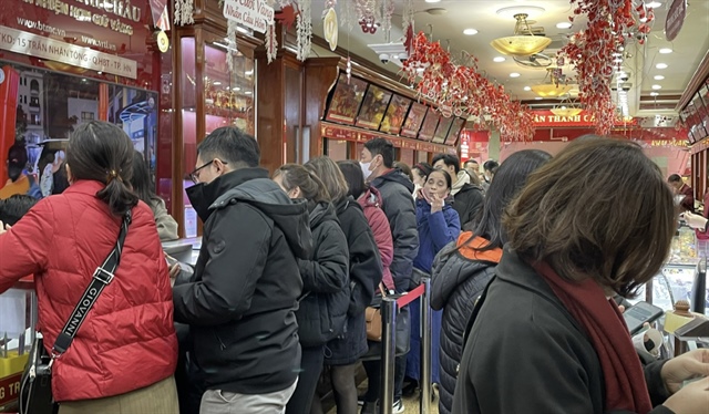 A gold shop in Hanoi packed with customers on the God of Wealth Day. Photo: Le Thanh / Tuoi Tre