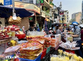 HCM City markets busting with shoppers for God of Wealth Day