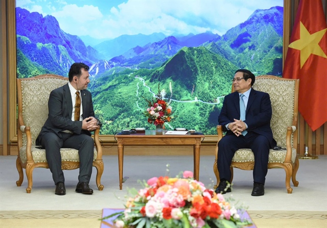 Vietnamese Prime Minister Pham Minh Chinh (R) meets with Pakistani Ambassador to Vietnam Kohdayar Marriland, Hanoi, February 7, 2025. Photo: Vietnam Government Portal