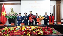 Hà Nam grants investment certificates to two manufacturing projects