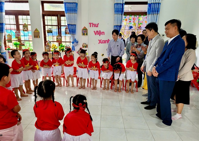 Chong Won O, Seongdong District Mayor, speaking at the meeting. - Photo: Minh Chien / Tuoi Tre