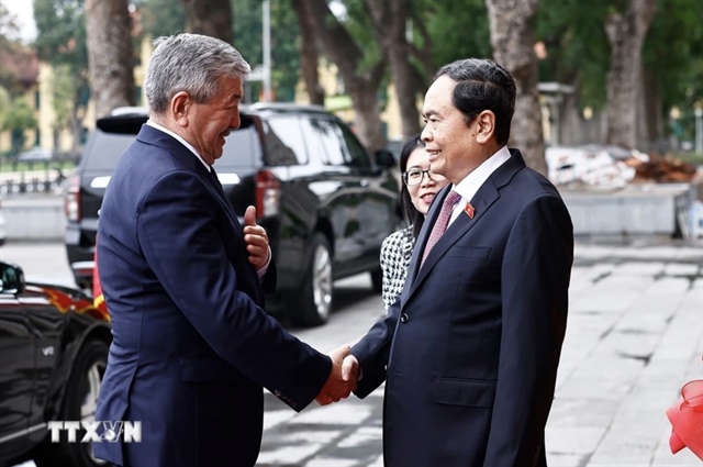 Vietnamese National Assembly Chairman Tran Thanh Man (R) shakes hands with Kyrgyz Prime Minister Adylbek Kasymaliev during their meeting in Hanoi, March 6, 2025. Photo: Vietnam News Agency