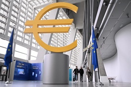 ECB hạ lãi suất lần thứ 7, cảnh báo triển vọng đã xấu đi nhiều vì thuế quan Trump