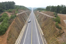 Banks ramp up infrastructure lending amid growth ambitions and credit risks
