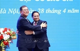 Vietnamese, Japanese PMs conduct productive talks in Hanoi