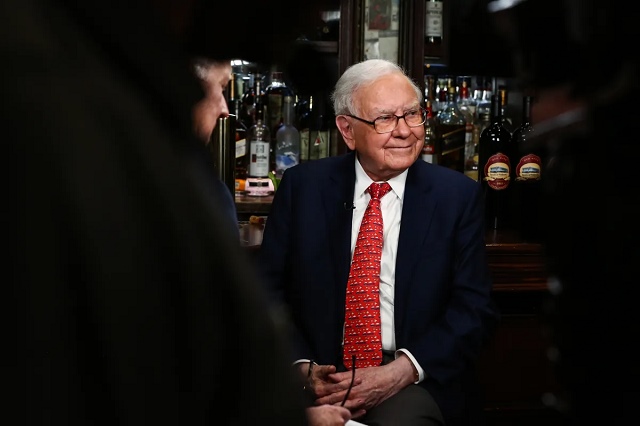 Huyền thoại Warren Buffett rời ghế “nóng” với thành tích không tưởng 5,500,000%