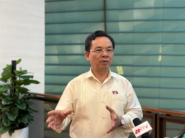Đại biểu Quốc hội – GS.TS Hoàng Văn Cường, ủy viên Ủy ban kinh tế - tài chính của Quốc hội, trao đổi với báo chí bên hành lang Quốc hội về Nghị quyết 68. Ảnh: NT