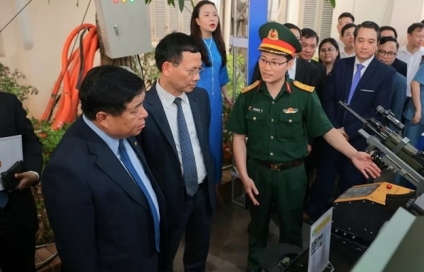 Deputy Prime Minister Nguyen Chi Dung, Minister of Science and Technology Nguyen Manh Hung and delegates visited the exhibition area. Photo: BT