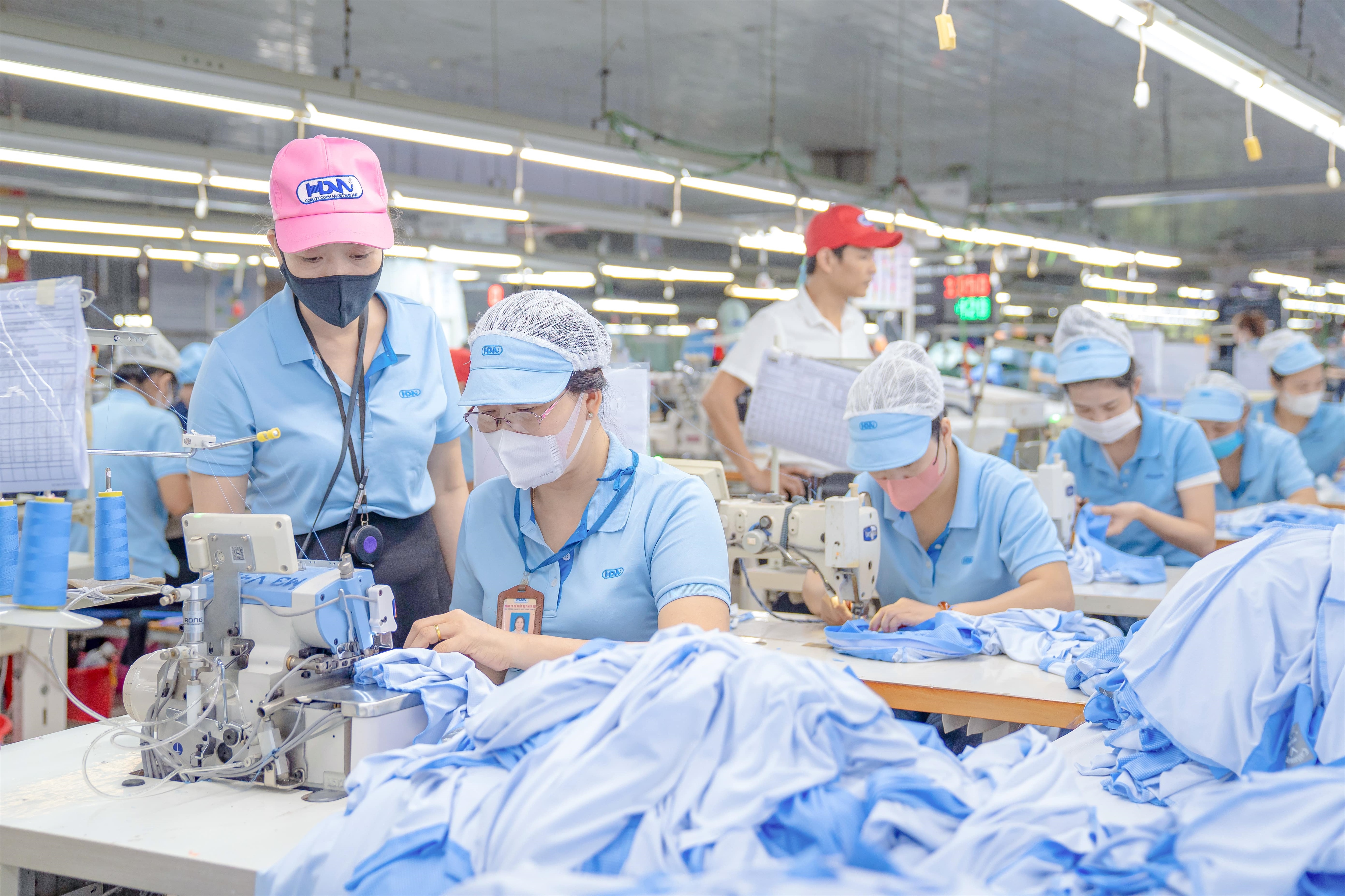 Dệt May Huế in race to meet production targets before potential new US tariff policy takes effect