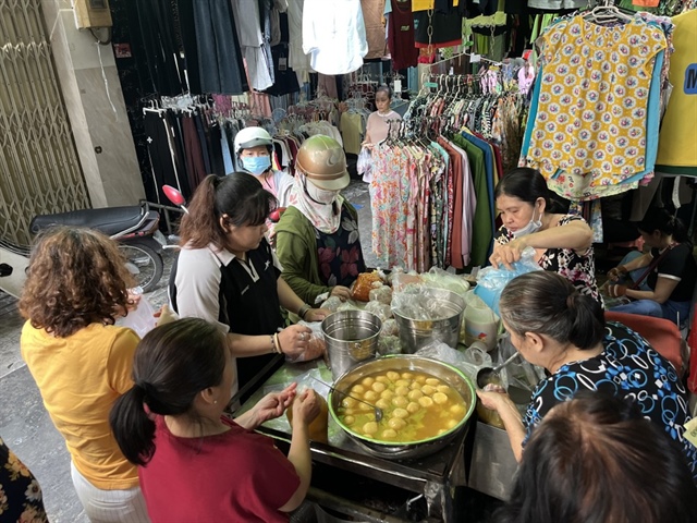 Chè kê tại chợ bà Hoa được người dân mua trong ngày tết Đoan Ngọ.
