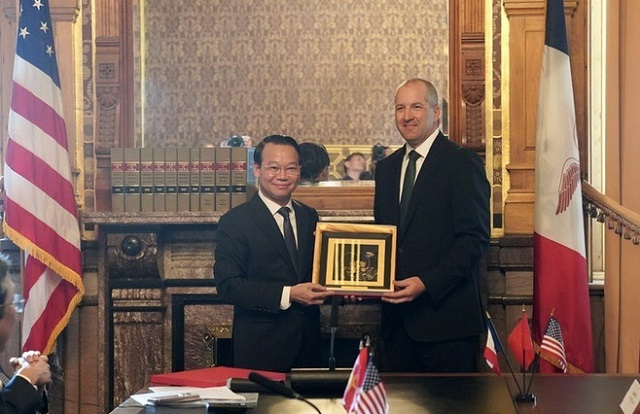 Minister Do Duc Duy and Mike Naig shake hands after signing agreements
