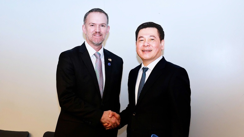 bo-truong-nguyen-hong-dien-va-dai-dien-thuong-mai-my.jpg