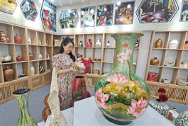 Specialised exhibition on ceramics and lacquered crafts opens in Hà Nội