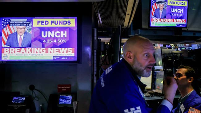 Dow Jones giảm nhẹ khi Fed báo hiệu không vội hạ lãi suất