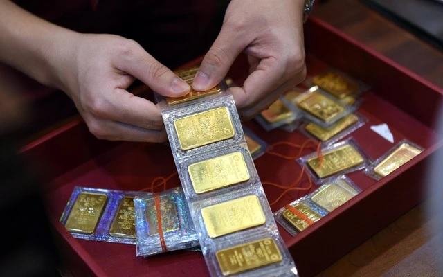 Cuối ngày 24-6, giá vàng bất ngờ rớt thẳng đứng