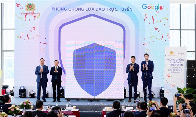 Đại diện Bộ Công an và Google khởi động “Chiến dịch Phòng chống lừa đảo trực tuyến: An toàn hơn cùng Bộ Công an & Google”. Ảnh: NGỌC DIỆP