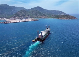 First ship carrying wind power equipment docks at Ninh Thuận’s international seaport