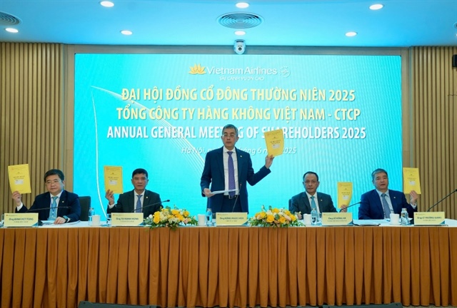 Dang Ngoc Hoa, chairman of the Board of Directors of Vietnam Airlines chaired the 2025 shareholders’ general meeting. Photo: Vietnam Airlines