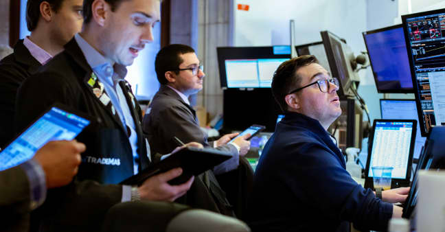 S&P 500 tiến sát mức cao kỷ lục trong phiên
