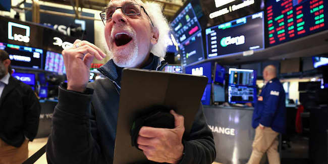 Dow Jones tăng hơn 400 điểm, S&P 500 lập kỷ lục mới