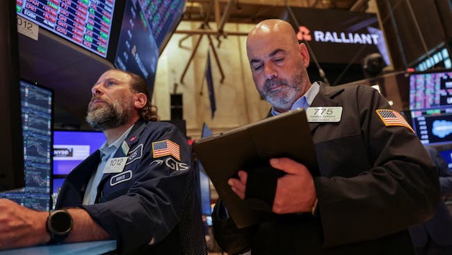 Dow Jones tăng hơn 400 điểm